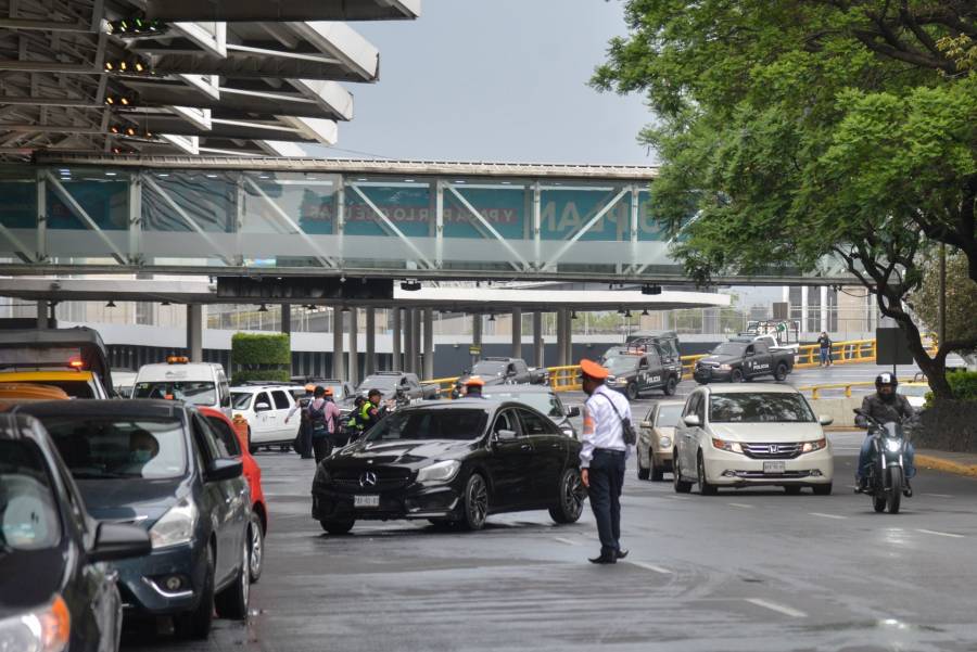 Taxistas levantan bloqueo en accesos del AICM