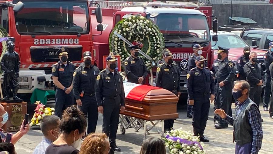 Despiden al Jefe Vulcano en la Estación Central de Bomberos
