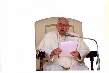 Papa Francisco exhorta terminar con el “tr&aacute;fico incontrolado de armas”