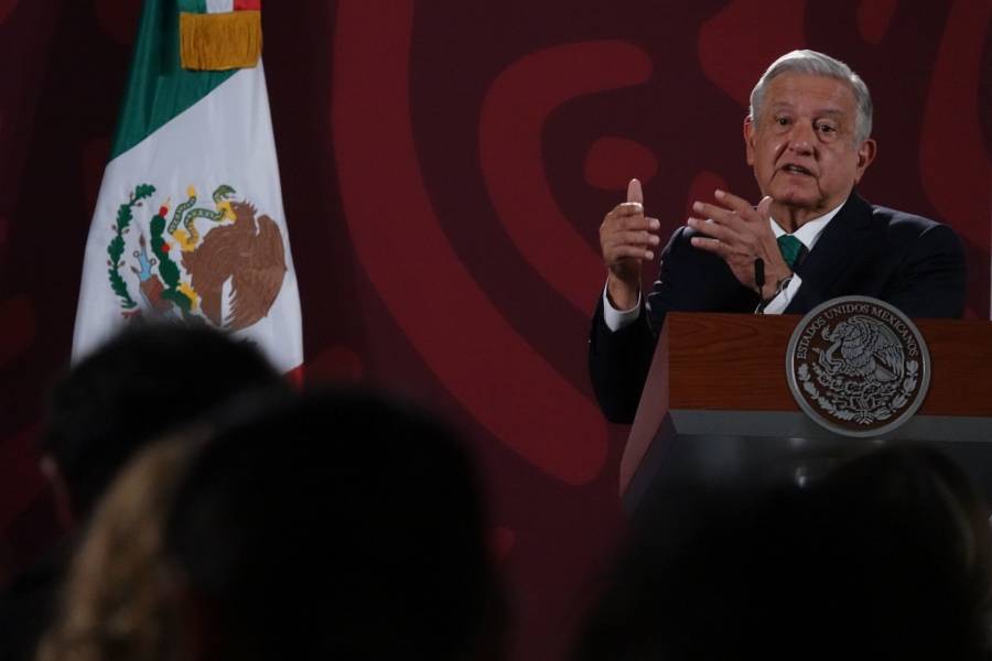 AMLO acusa de boicot y campaña de desprestigio en su contra, en el AICM