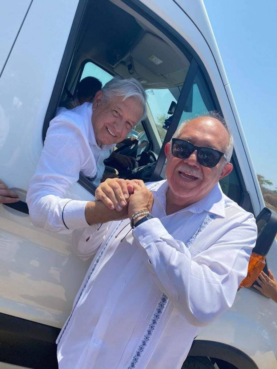 Alcalde de Mazatlán recibe a AMLO en la ciudad sinaloense