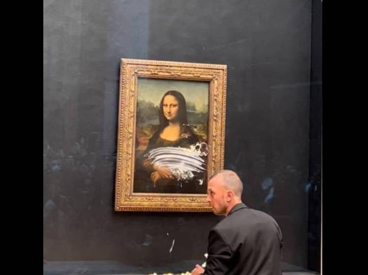 Lanzan pastel a La Gioconda; protestan por el cuidado del medio ambiente