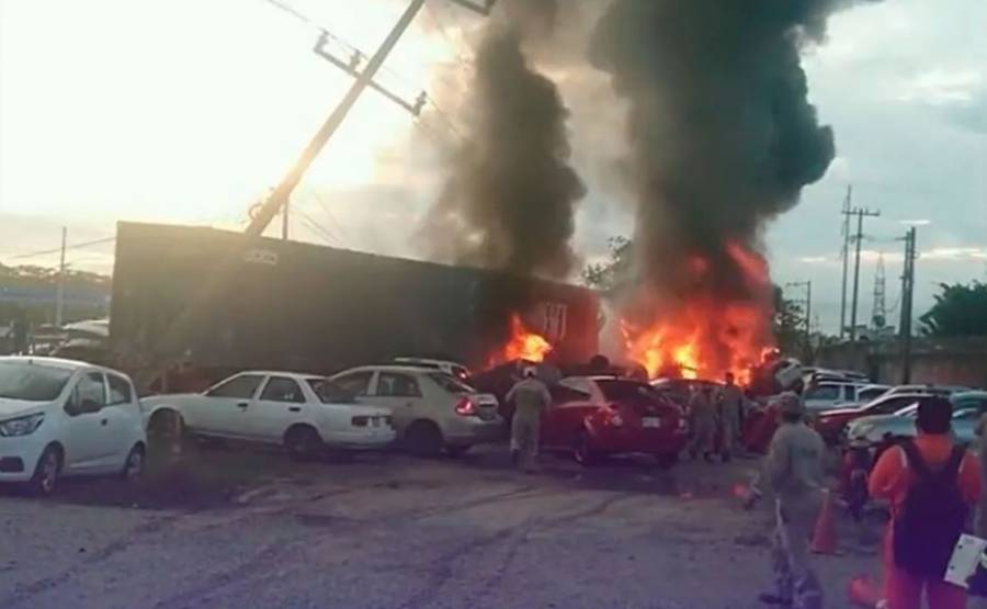 VIDEO: Accidente de tráiler calcina varios autos en carretera Coatzacoalcos