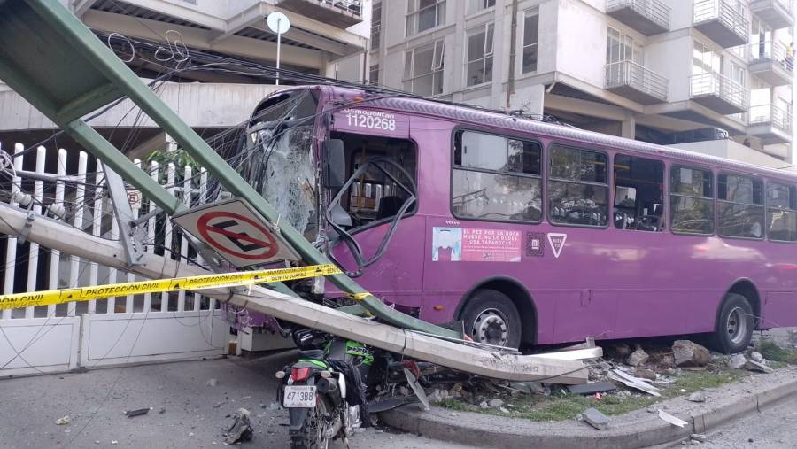 Choque de camión en Benito Juárez deja 12 pasajeros lesionados