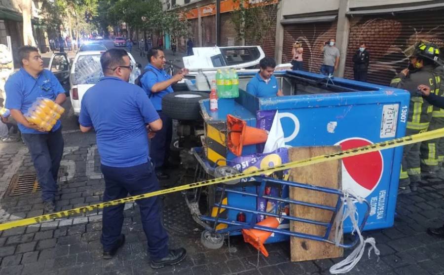 Vuelca camioncito de refrescos en calles del Centro Histórico