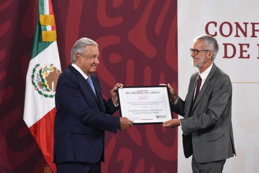 OMS galardona a AMLO por su compromiso con la salud