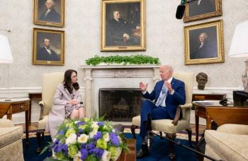 Biden pide consejo a primera ministra de Nueva Zelanda para frenar violencia en EEUU