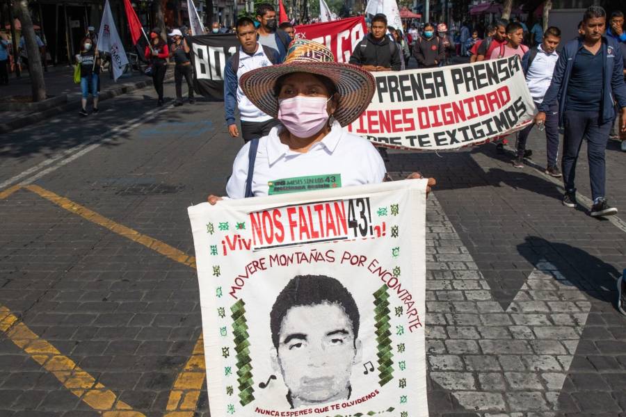 A 8 años del caso Ayotzinapa, la FGR imputará por primera vez a un alto funcionario del extinto Cisen