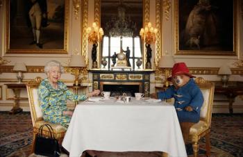 Isabel II cumple 70 años en el trono y se “echa un tecito” con el oso de Paddington para celebrar