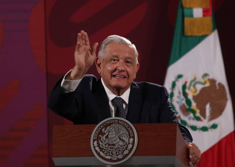 PRI debe renovarse, no desaparecer: AMLO
