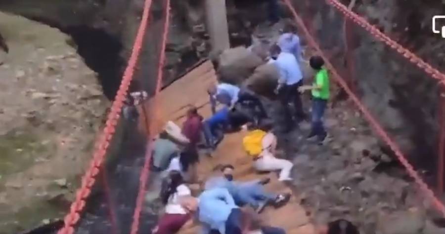 Colapsa puente colgante en Cuernavaca durante reinauguración del Paseo Rivereño