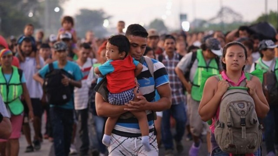 Miles de migrantes salen en caravana del sur de México con rumbo a EEUU