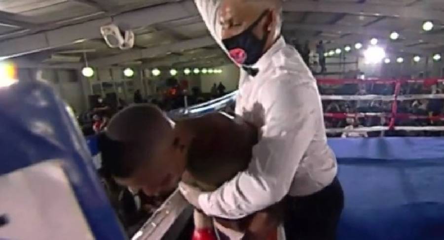 Tras sufrir hemorragia cerebral en plena pelea, muere el boxeador Simiso Buthelezi