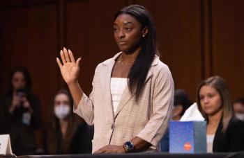 Simone Biles y otras gimnastas de EEUU demandan al FBI por 1,000 mdd