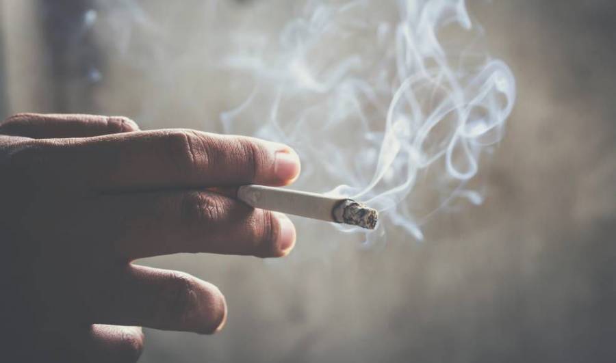 Informe británico recomienda aumentar todos los años la edad legal para fumar
