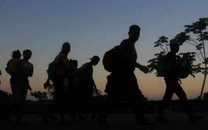 Migrantes en caravana reciben cientos de salvoconductos en México y se alistan a seguir a EEUU
