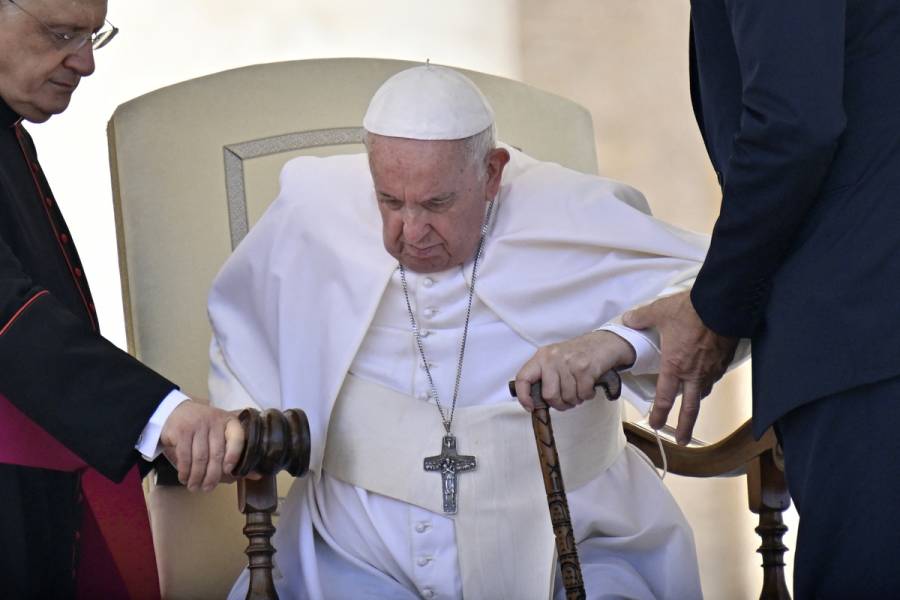 Papa Francisco anula visitas a África por problema de rodilla