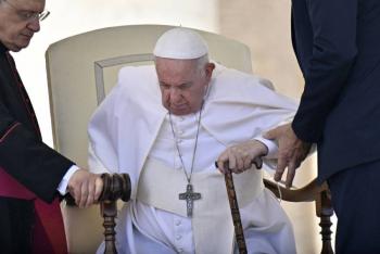 Papa Francisco anula visitas a &Aacute;frica por problema de rodilla