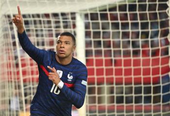 Mbapp&eacute; sale del banco para salvar a Francia en la Nations League