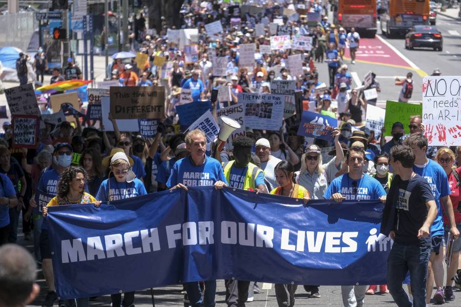 Miles de manifestantes en EU reclaman acción contra las armas de fuego