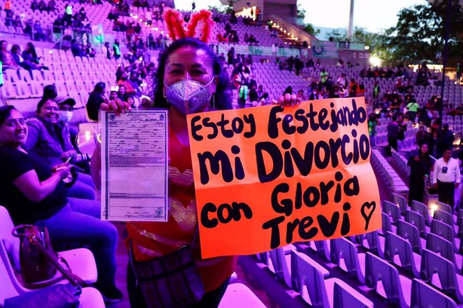¡Y se solt&oacute; el cabello y se visti&oacute; de reina! Mujer celebra su divorcio en el concierto de Gloria Trevi