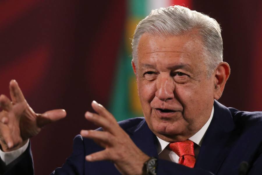 AMLO celebra que peso resista ca&iacute;da
