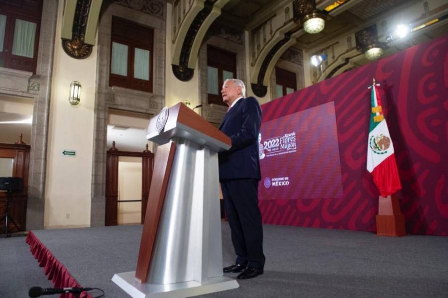 AMLO dice que le producir&iacute;a remordimiento subirse a un Ferrari