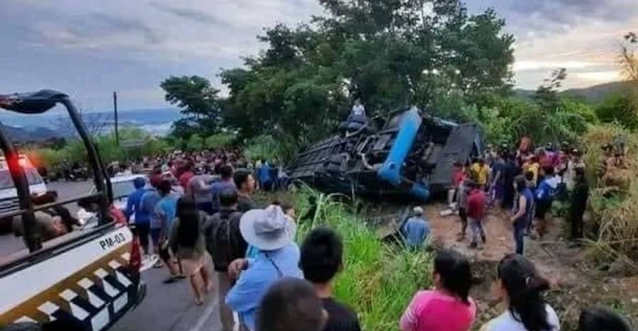 Mueren nueve peregrinos tras volcadura de camión en Chiapas