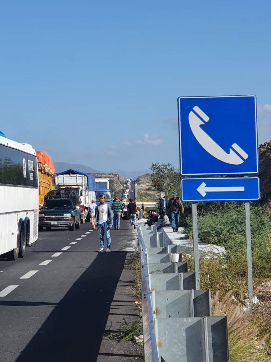 Tras accidente sigue cerrada la carretera Oaxaca-Cuacnopalan. Continúan los trabajos para limpiar la zona