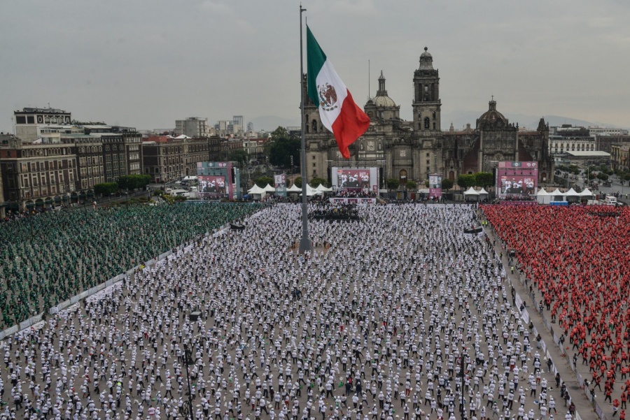 Capitalinos rompen Récord Guinness con la clase de box más grande del mundo