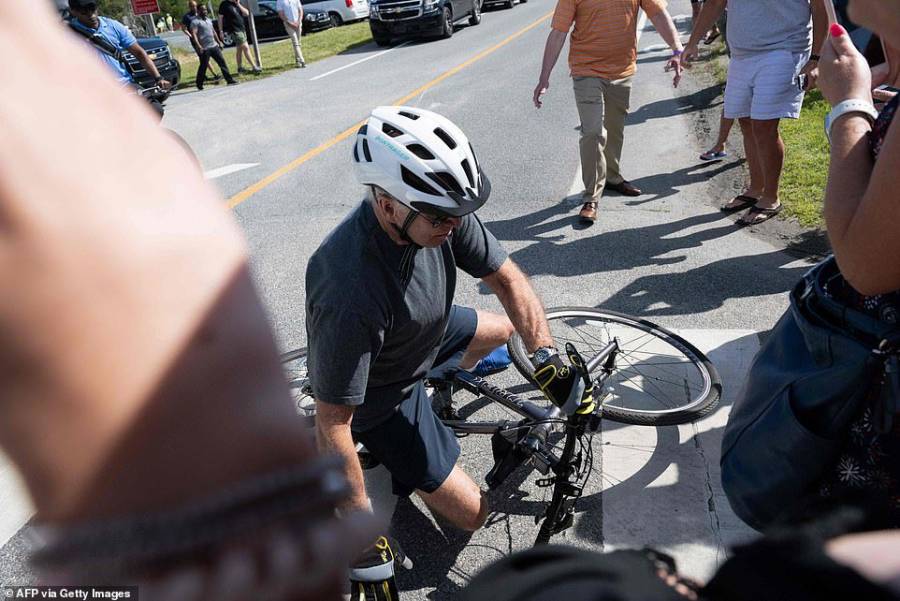 Biden cae al suelo tratar de bajar de su bicicleta