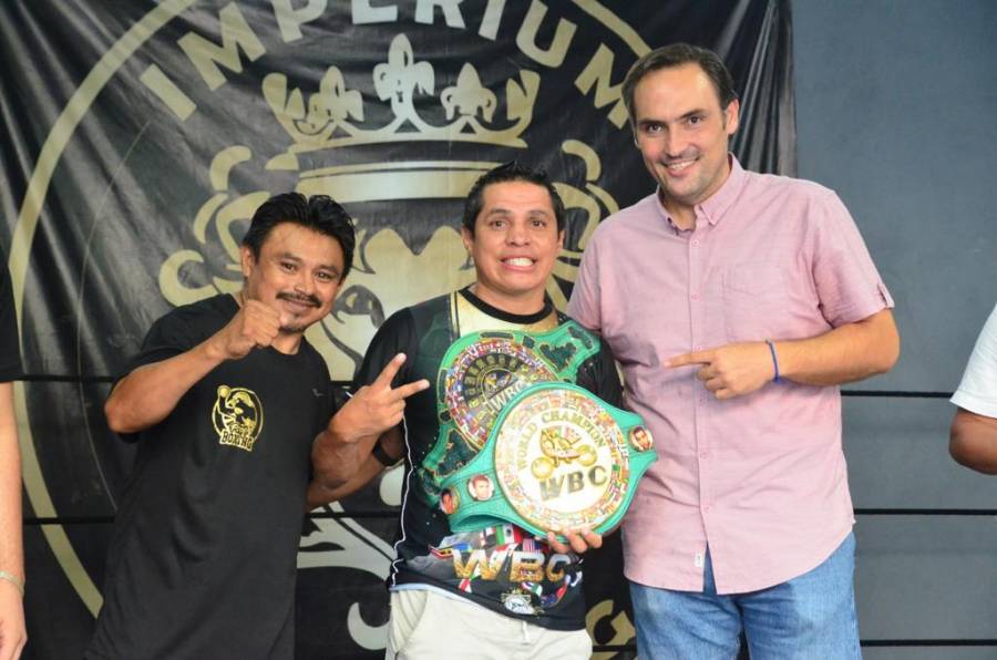 Ex campeón mundial, Edgar Sosa, dio platica motivacional a jóvenes boxeadores playenses