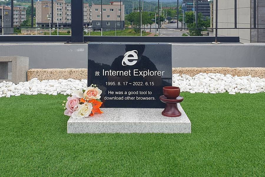 R.I.P, Internet Explorer. Jung Ki-young crea una lápida para despedir al navegador