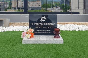 R.I.P, Internet Explorer. Jung Ki-young crea una l&aacute;pida para despedir al navegador