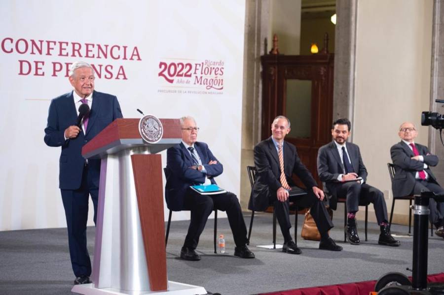 M&eacute;dicos cubanos podr&iacute;an atender en la sierra de Guerrero, dice L&oacute;pez Obrador
