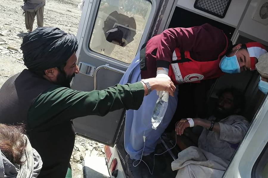 Al menos un millar de muertos en potente terremoto en Afganistán