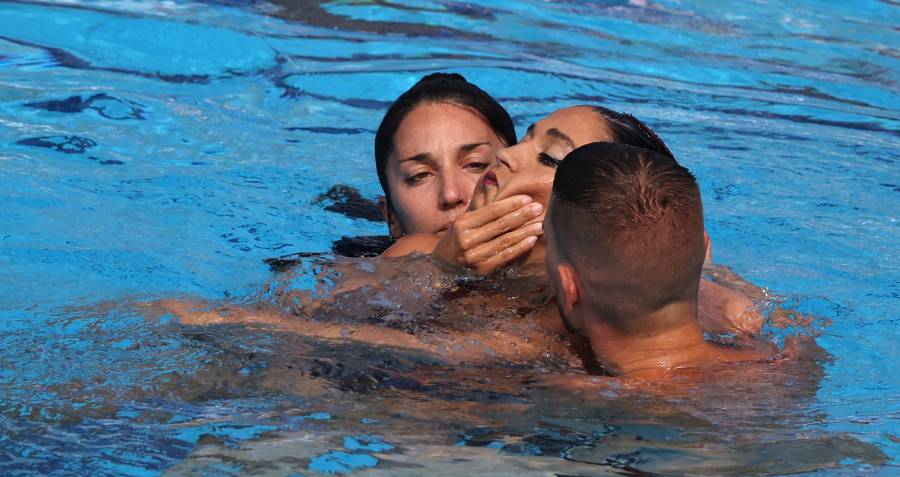 ¡Vaya susto! Nadadora se desmaya en plena competencia; entran a rescatarla