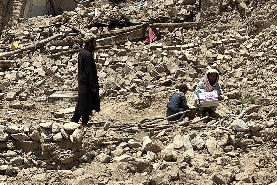 Pese a condiciones adversas, continúan las labores de rescate en Afganistán