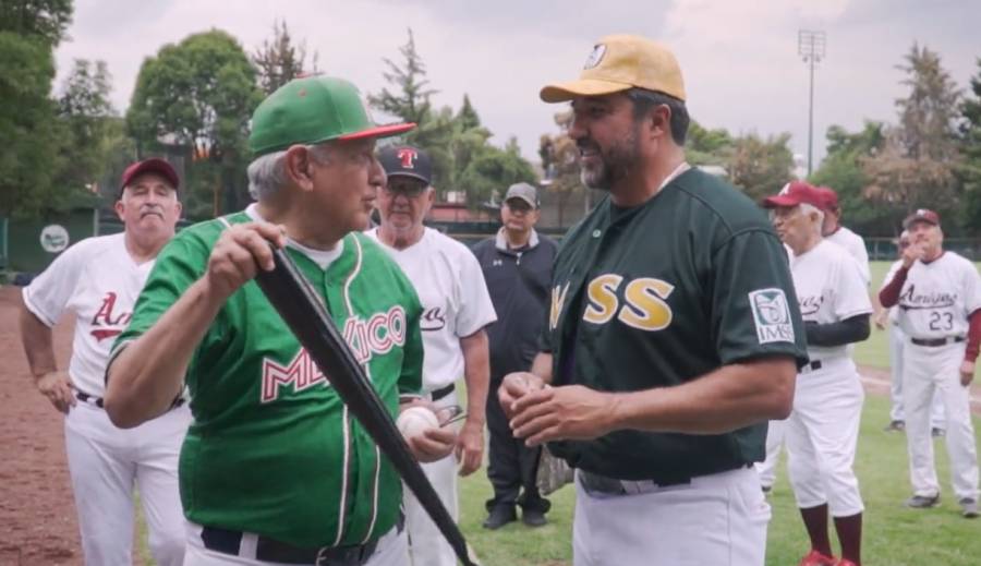 AMLO pública que este jueves jugó béisbol