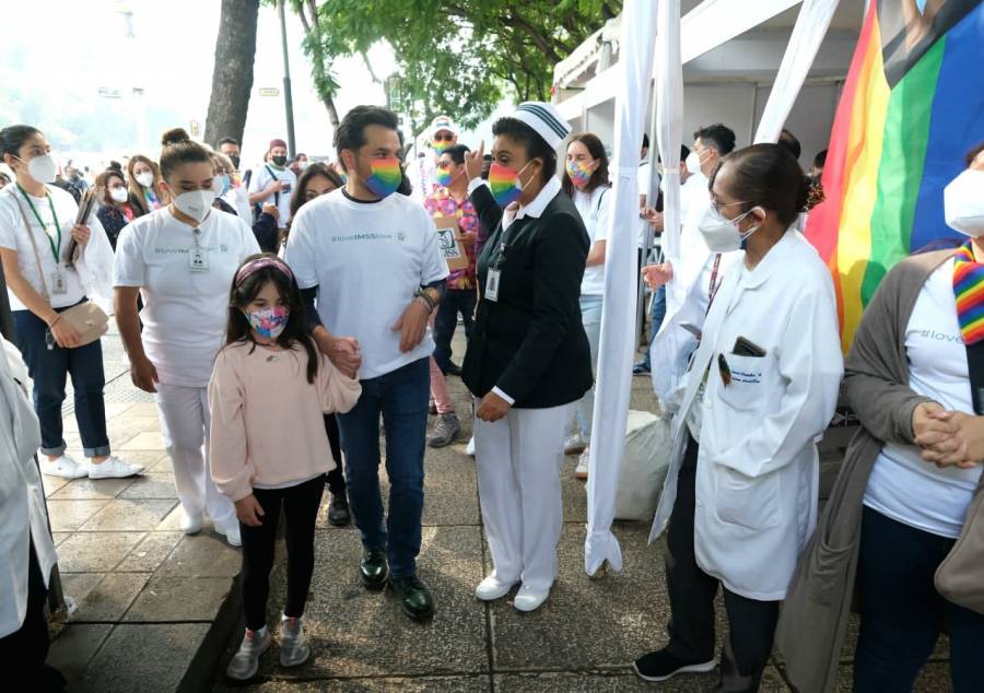 IMSS realiza pruebas gratuitas de VIH y hepatitis en Marcha LGBTTTIQ+