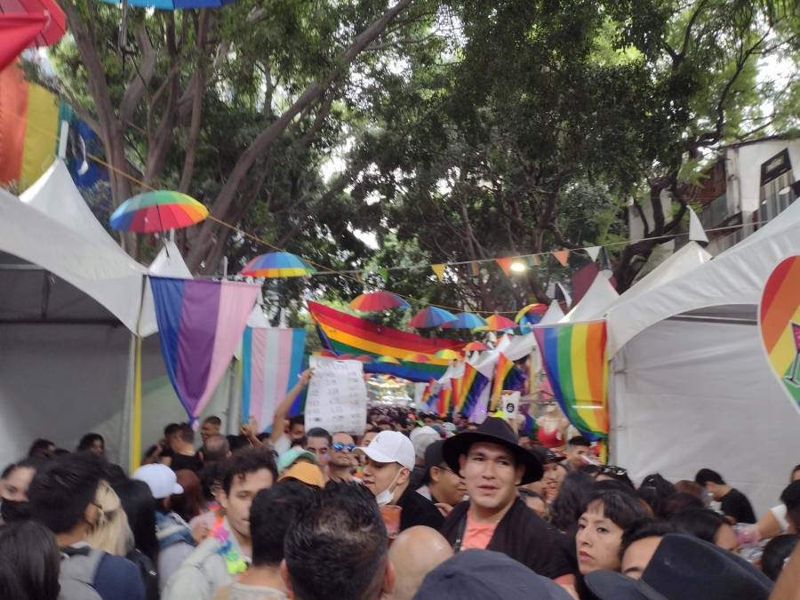 ¡&Uacute;nete a la fiesta, &uacute;nete a la fiesta! Tras marcha se llenan los antros y bares antes de la Zona Rosa