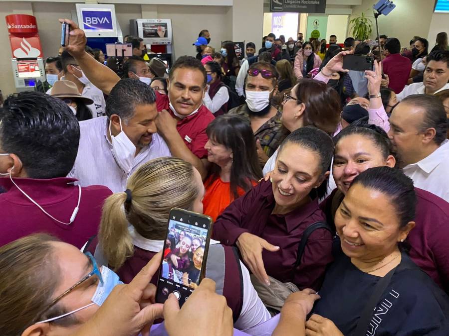 ¡Presidenta, presidenta! le gritaron a Sheinbaum en el aeropuerto de Torreón