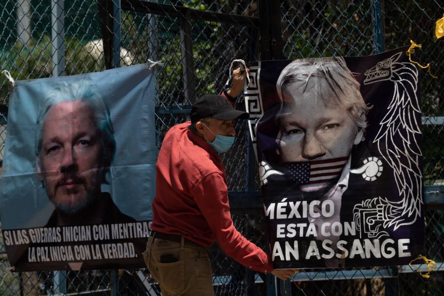 En defensa de Assange, activistas protestan en frente de la embajada de EEUU en México