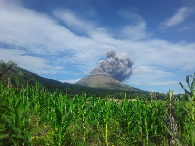 El volcán más alto de Nicaragua registra explosión de gases y cenizas