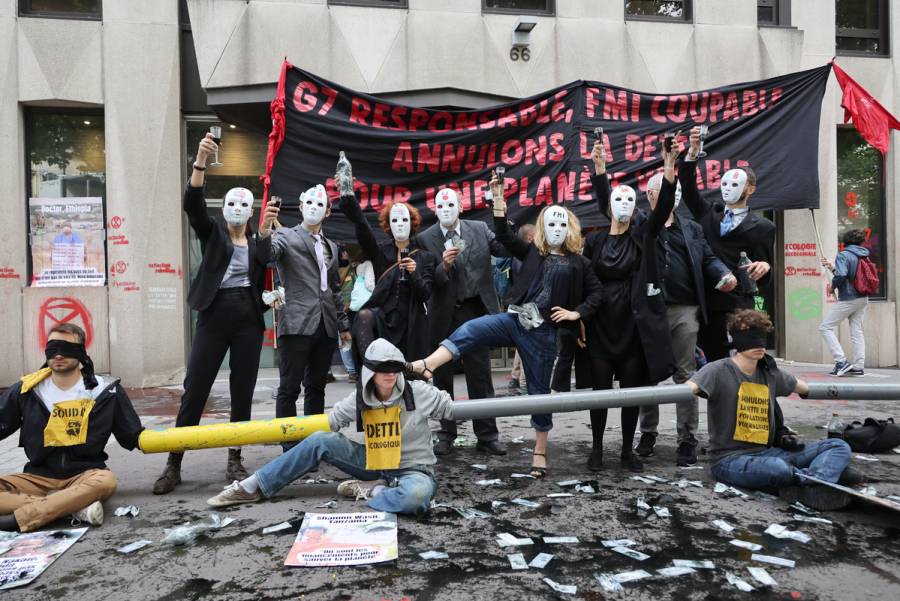 Activistas climáticos bloquean la entrada del FMI en París