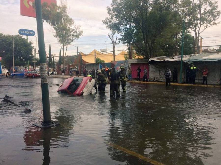 Fuga de agua en Iztapalapa deja varado a taxi en socavón