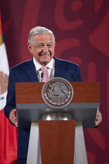 Juan Toscano es recibido por  AMLO en Palacio Nacional