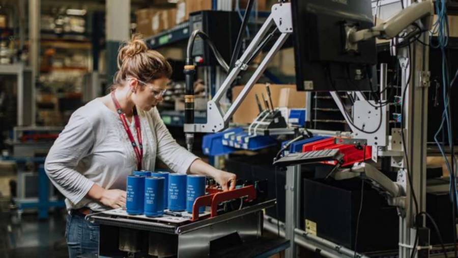 Avanzan mujeres en la manufactura industrial