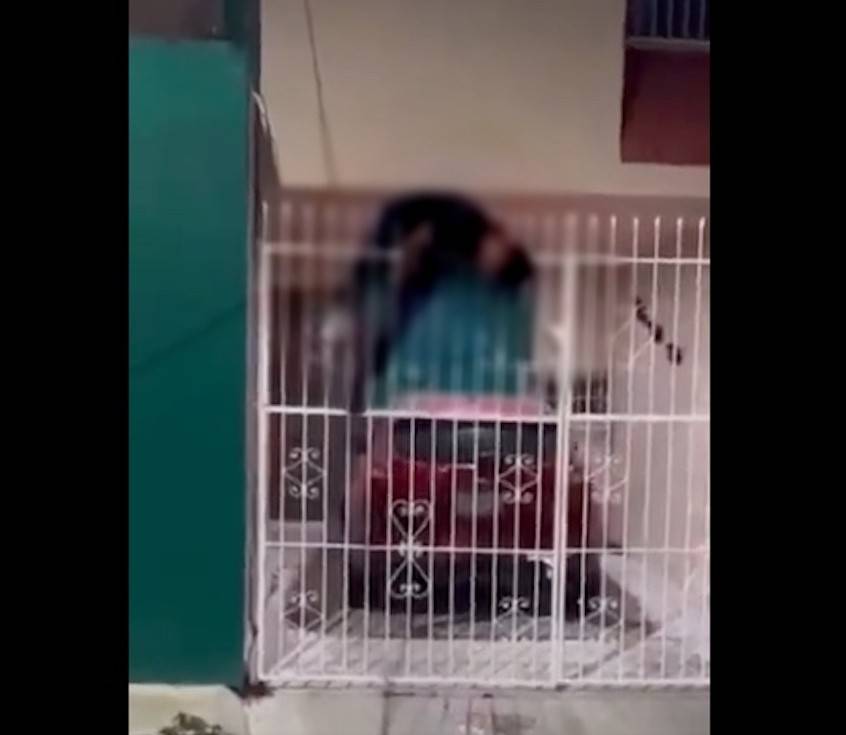 VIDEO: Ladrón intenta robar casa en Campeche pero queda ensartado en la reja