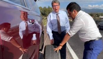 Se le poncha una llanta a Ricardo Monreal en plena carretera; pide “raite” hacia Puebla